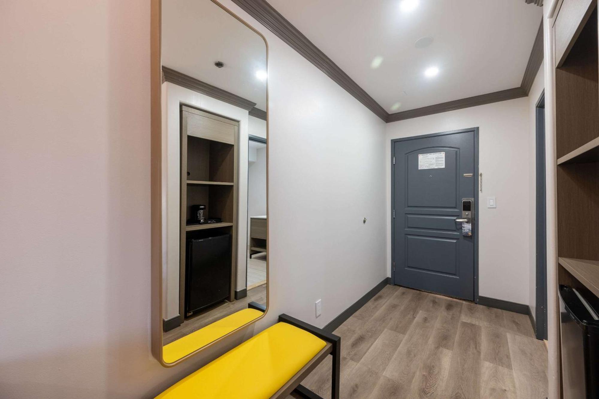 Lax Airport Area Hotel *