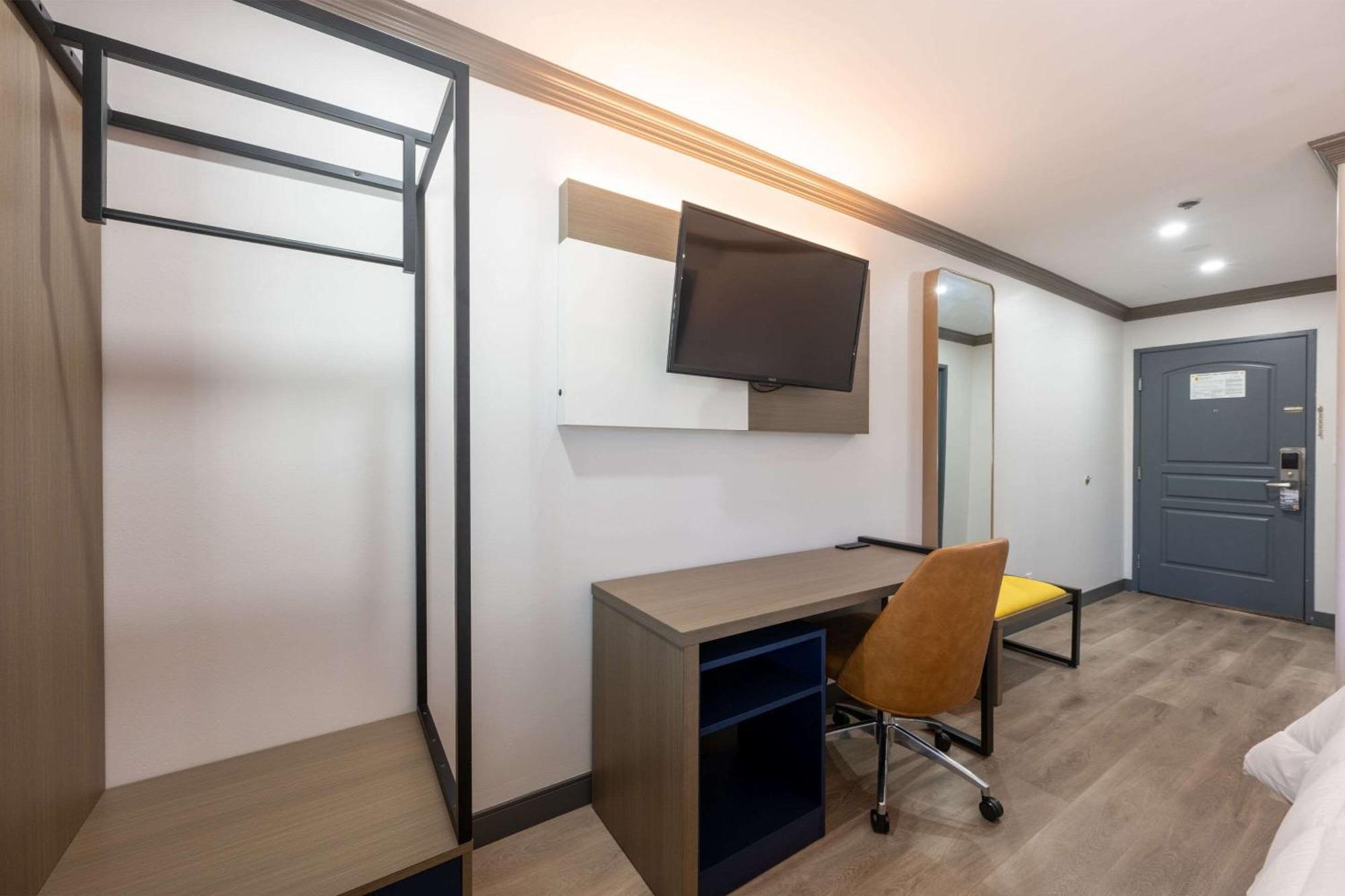 Hotel Lax Airport Area *